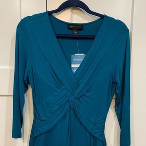 Cable & Gauge V-Neck Top with criss-cross center